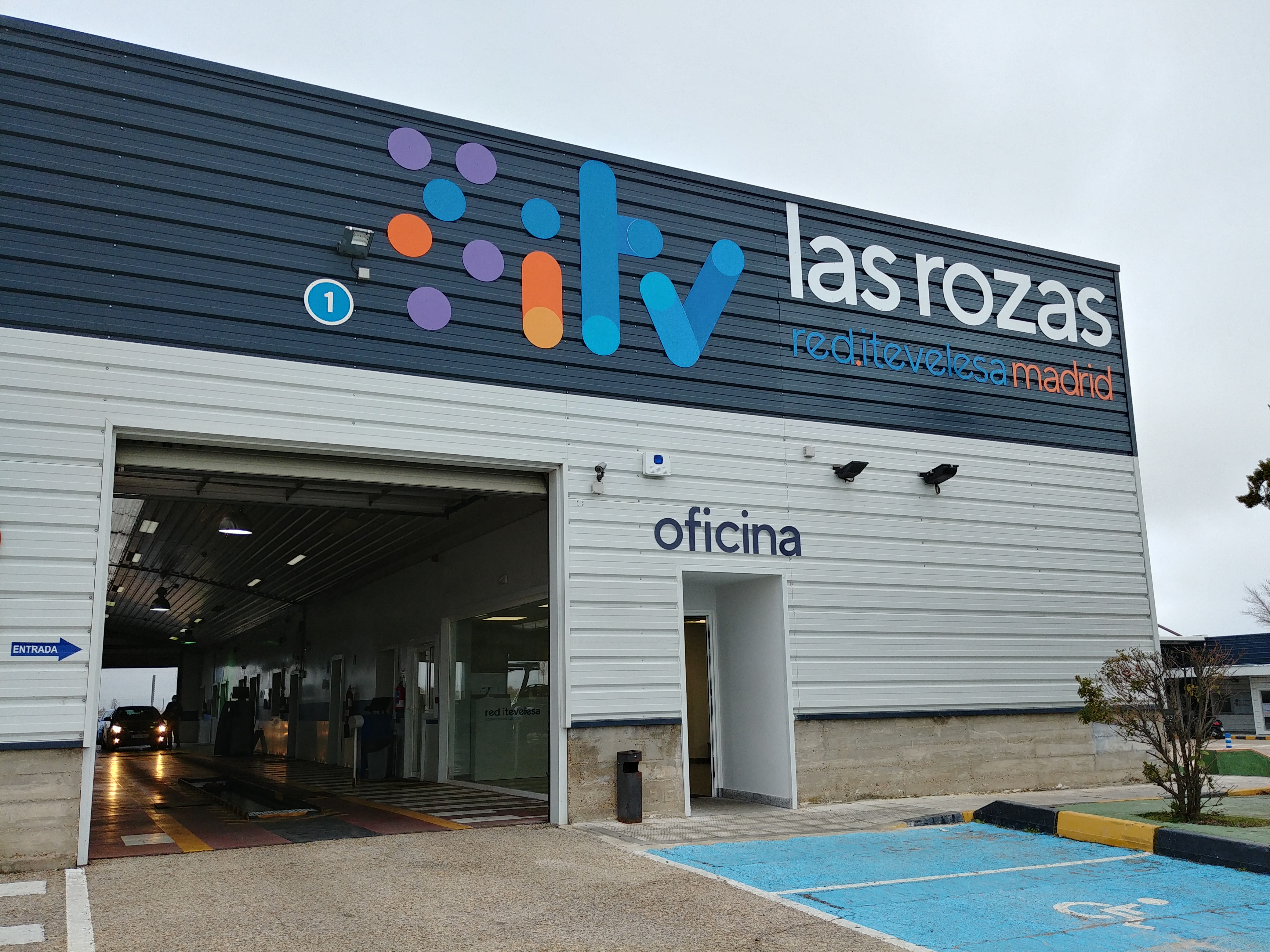 Coches pasando la ITV en la Estación ITV Las Rozas Red Itevelesa