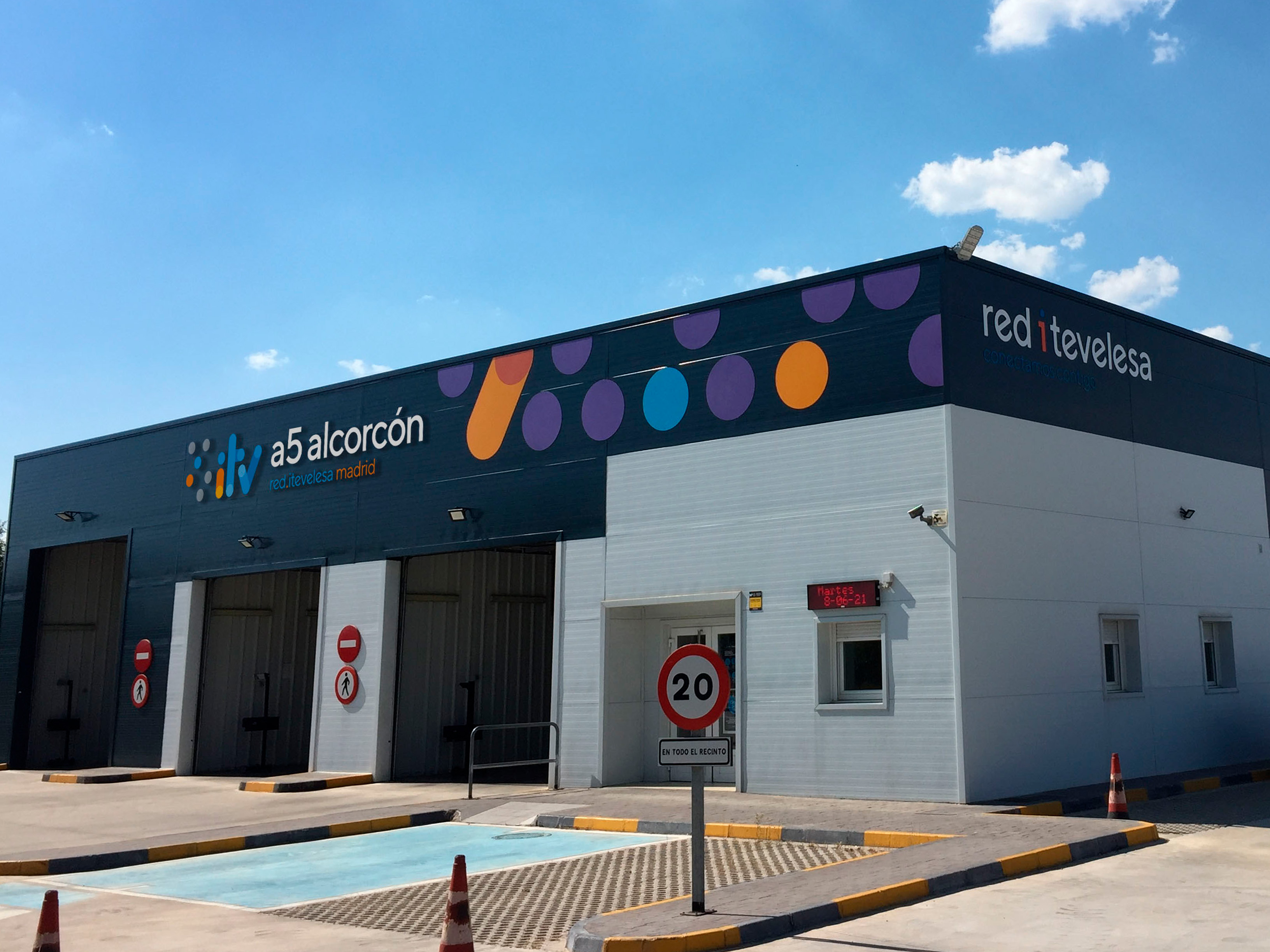 Estación ITV A5 Alcorcón Red Itevelesa con el cielo nublado