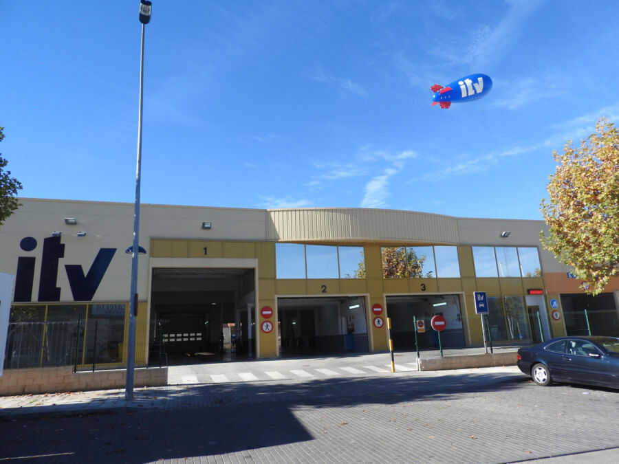 Estación ITV Collado Villalba P29 Red Itevelesa con dirigible promocional