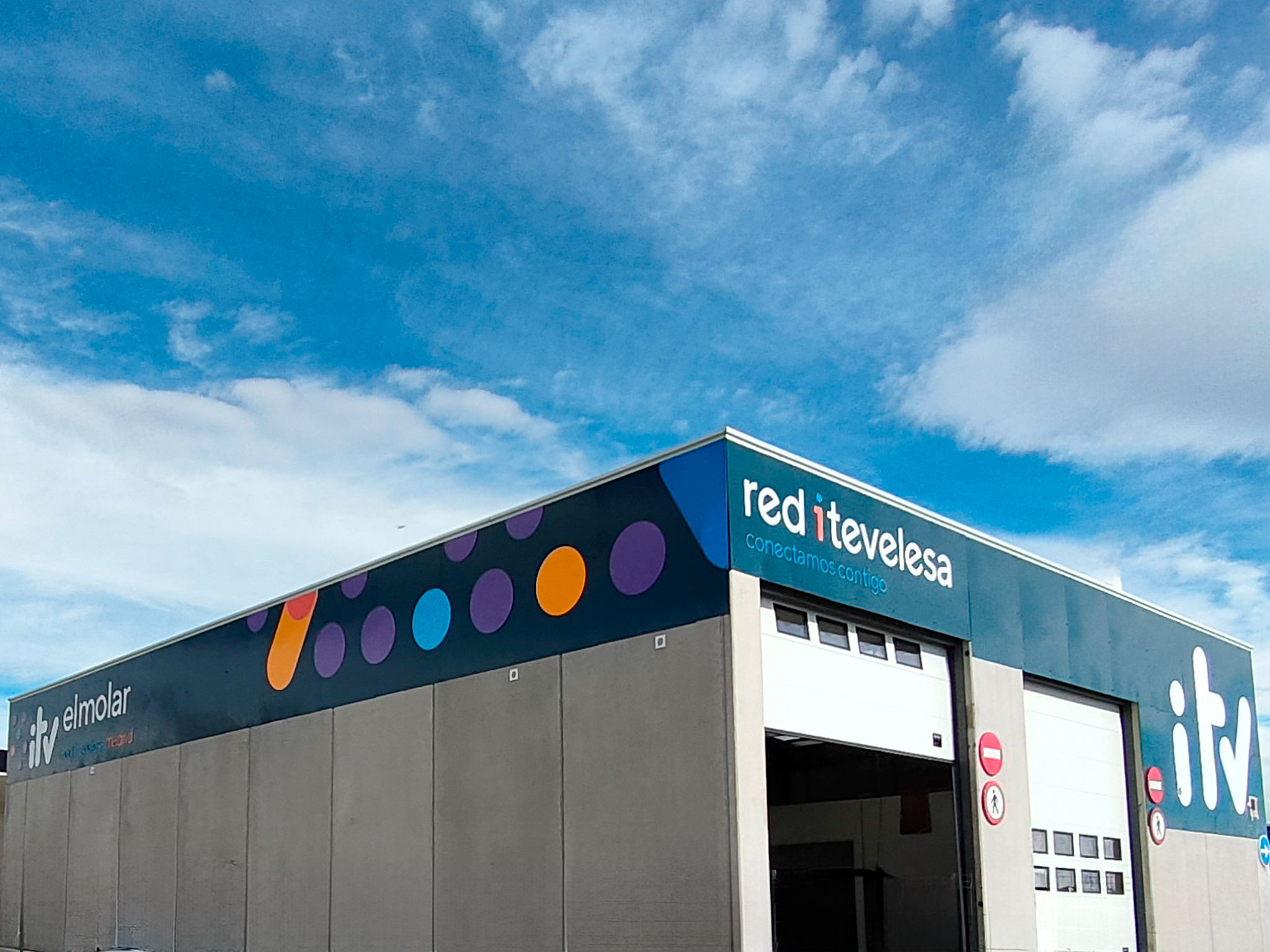 Entrada a la oficina de la Estación ITV El Molar Red Itevelesa
