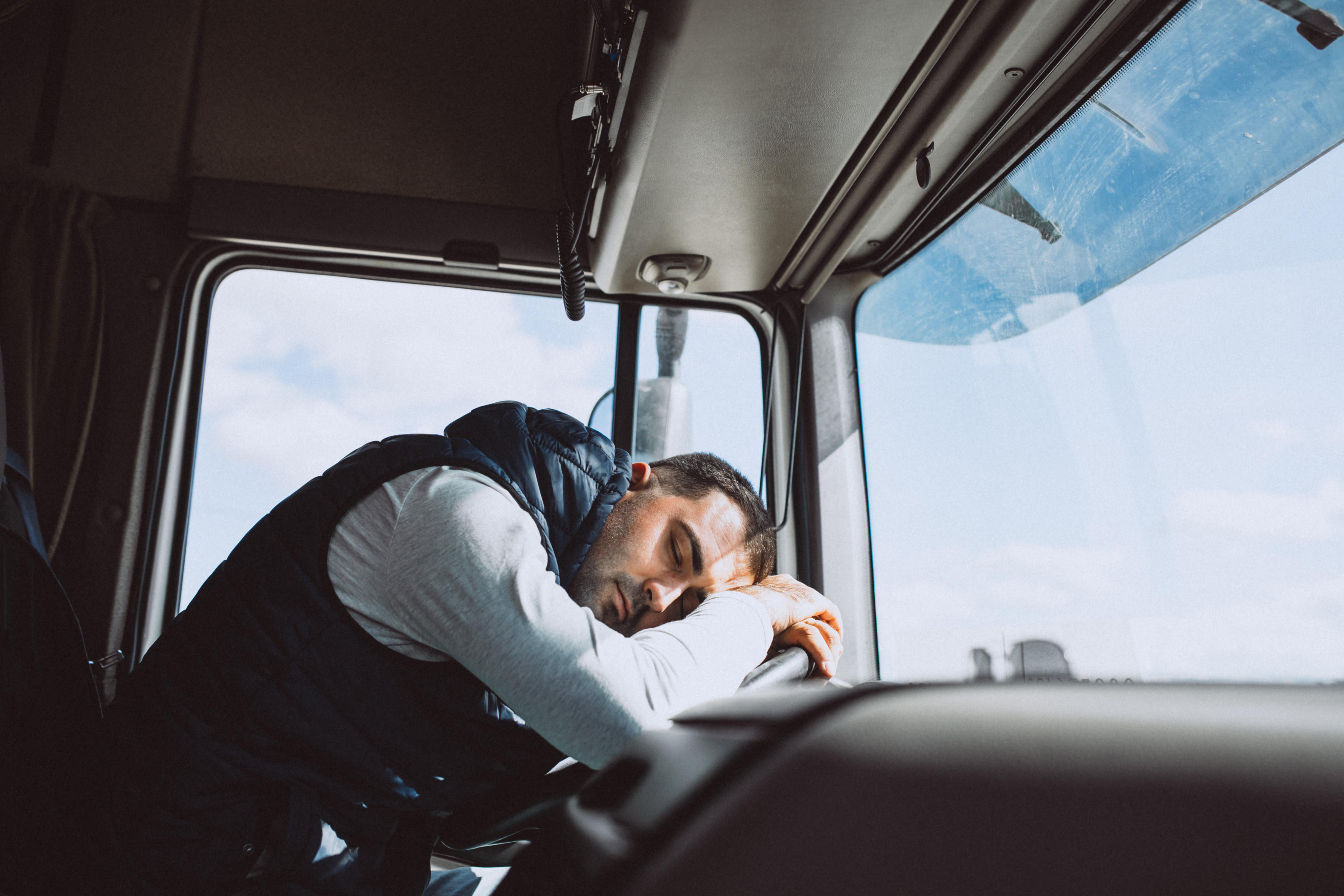 ¿Pueden multarte por conducir con resaca?