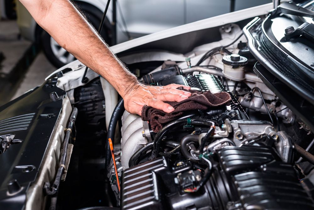 Es bueno limpiar el motor de un coche? ¿Cómo hay que hacerlo?