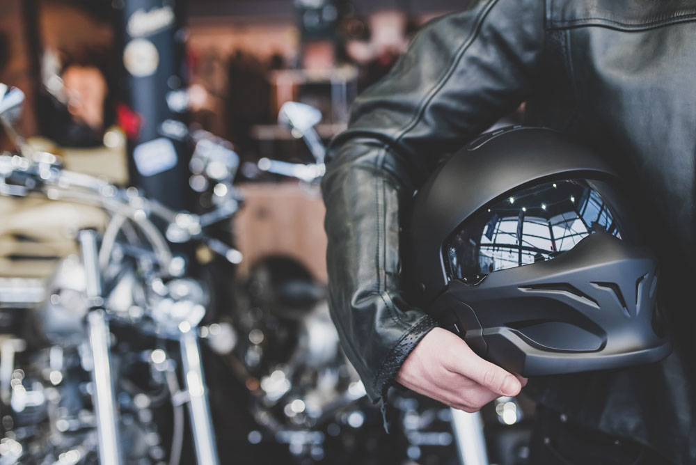 Limpiar el casco de la moto correctamente evitará que las bacterias monten  una fiesta en su interior