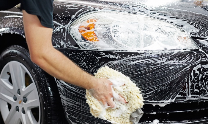 Lavar el coche a mano: trucos para dejar el automóvil como nuevo