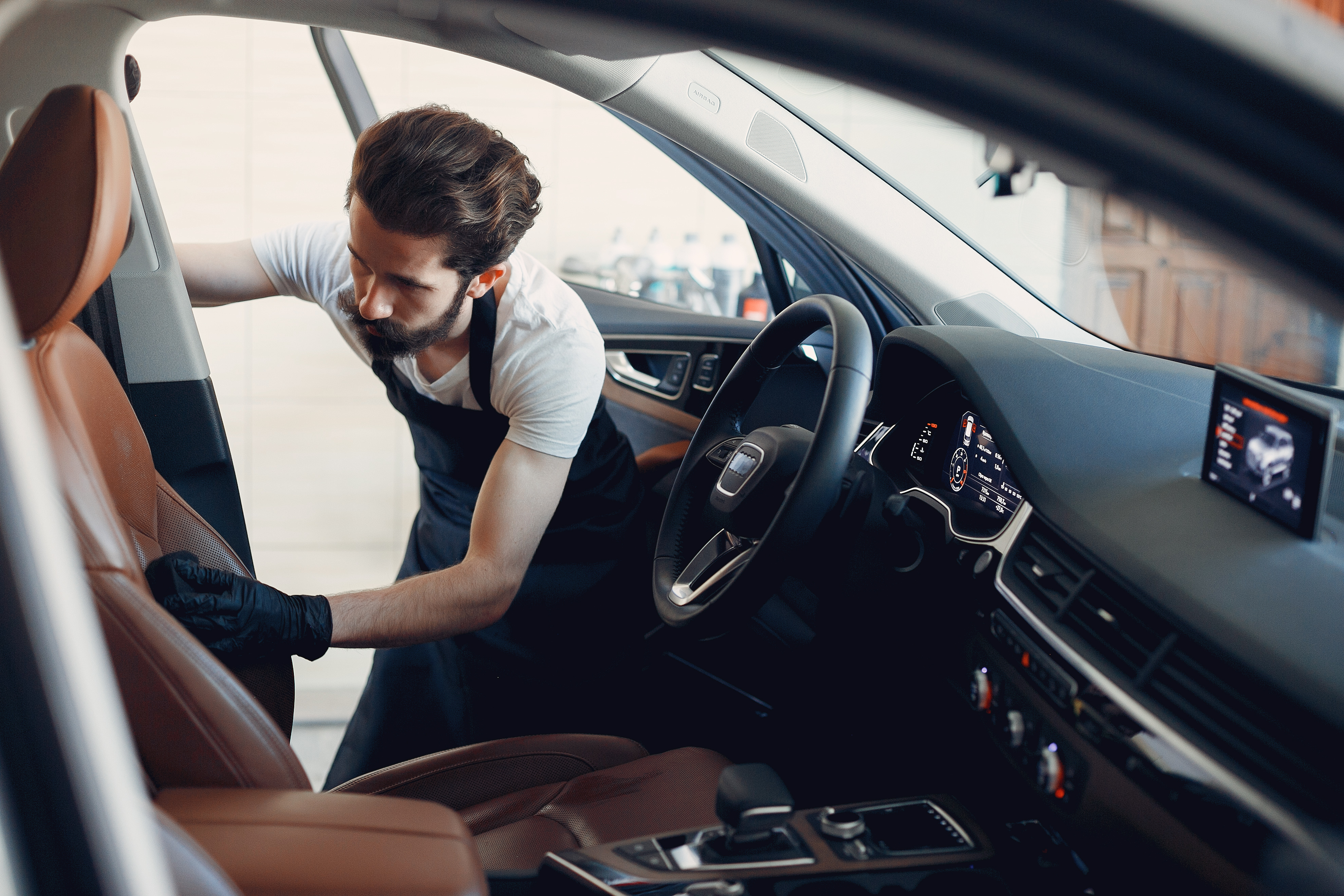 Cómo limpiar y desinfectar bien el interior del coche con estos sencillos  trucos